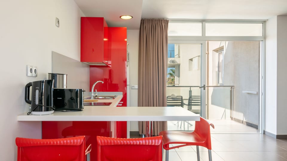 Superior Studio Suite, Balcony | Private kitchen | Full-size fridge, microwave, oven, stovetop