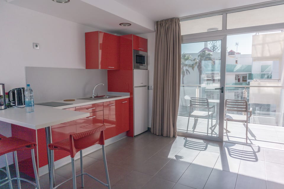 Superior Studio Suite, Balcony | Private kitchen | Full-size fridge, microwave, oven, stovetop