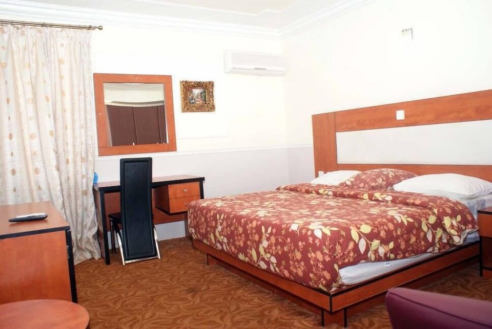 Classic Room | Minibar, in-room safe, individually decorated, individually furnished