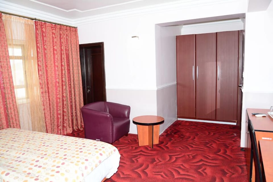 Classic Room | Minibar, in-room safe, individually decorated, individually furnished