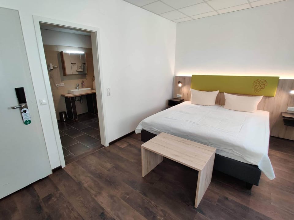 Hypo-allergenic bedding, desk, blackout drapes, free WiFi