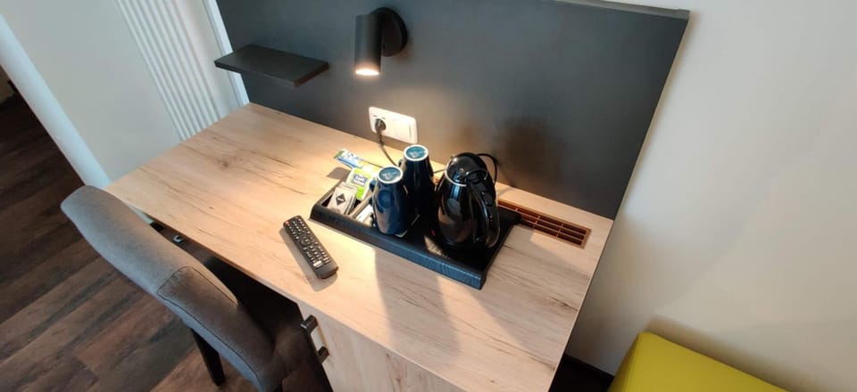 Hypo-allergenic bedding, desk, blackout drapes, free WiFi
