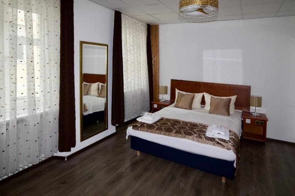 Triple Room | Hypo-allergenic bedding, desk, blackout drapes, free WiFi