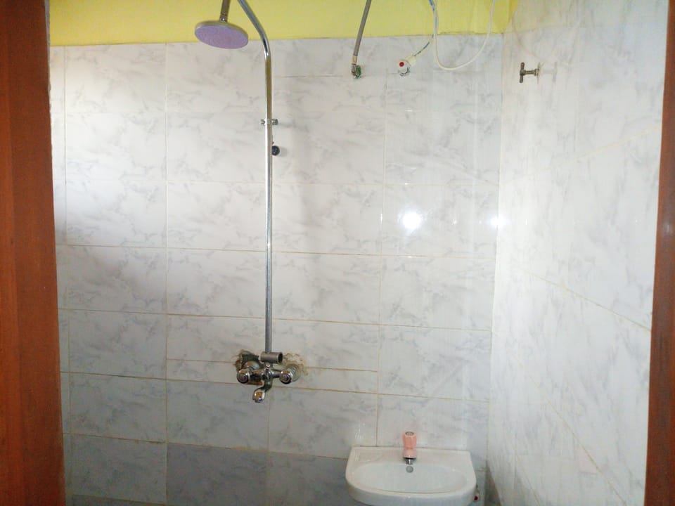 Executive Room | Bathroom | Shower, towels