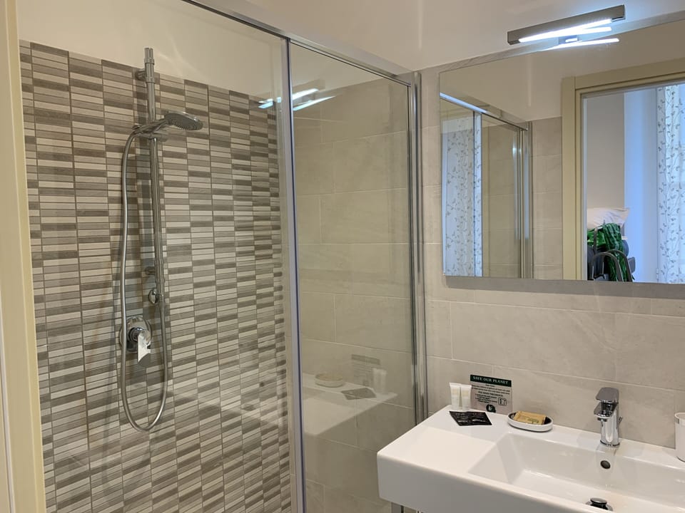 Standard Quadruple Room | Bathroom | Shower, hair dryer, bidet, towels