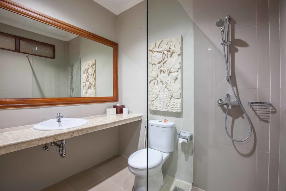 Superior Room | Bathroom | Free toiletries, bathrobes, towels