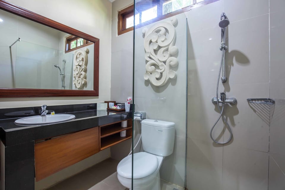 Superior Room | Bathroom | Free toiletries, bathrobes, towels