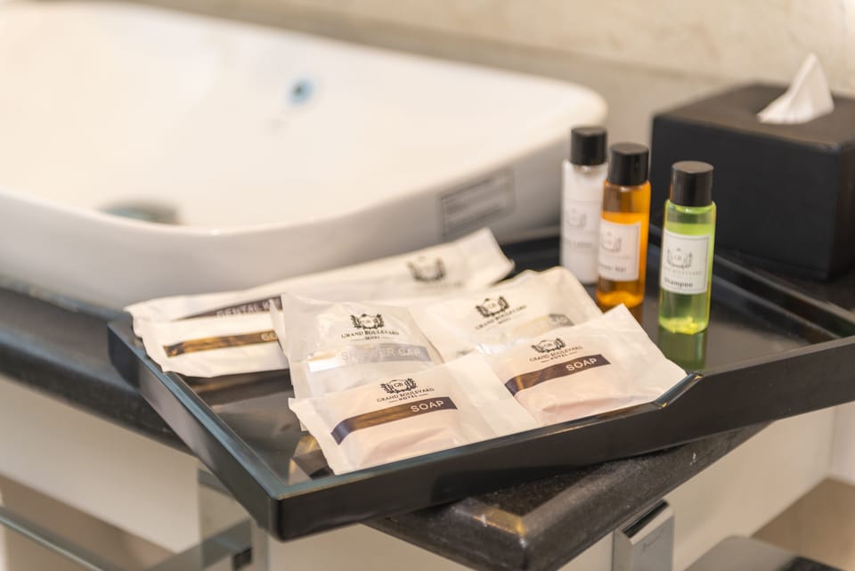 Luxury Family Suite with Bathtub | Egyptian cotton sheets, premium bedding, down comforters, in-room safe