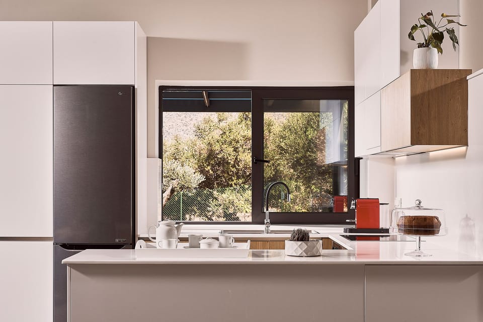 Fully equipped kitchen with branded electric devices
