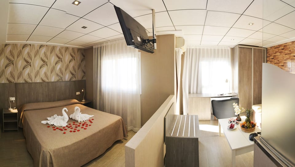 Junior Suite | In-room safe, desk, laptop workspace, blackout drapes
