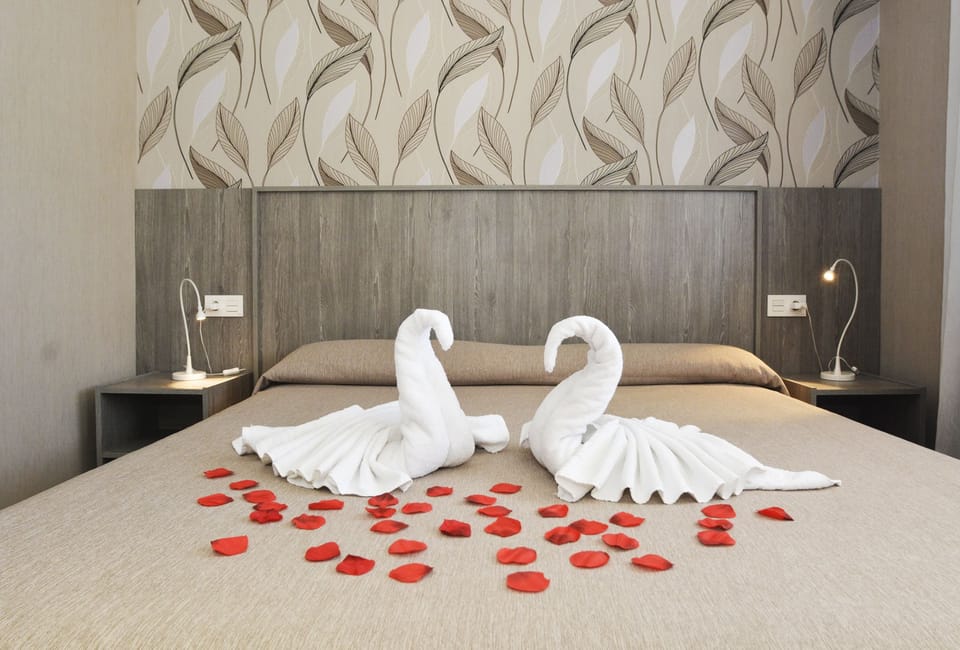 Junior Suite | In-room safe, desk, laptop workspace, blackout drapes