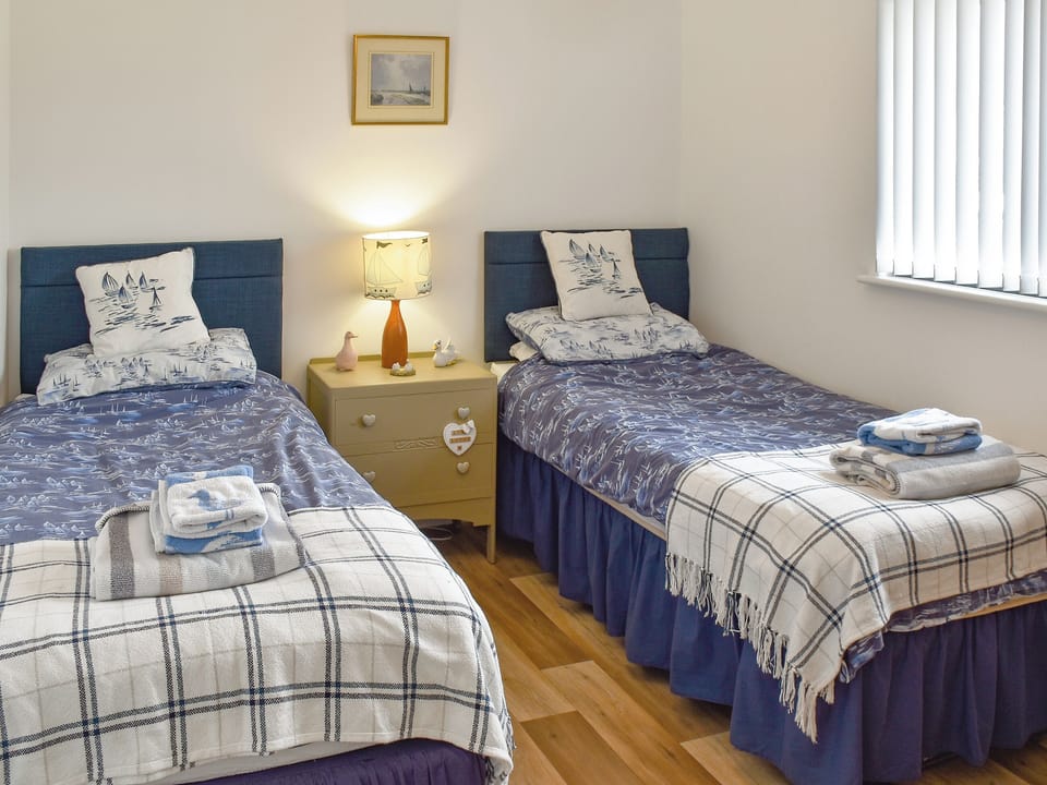 Twin bedroom | Evening Glory, Brundall