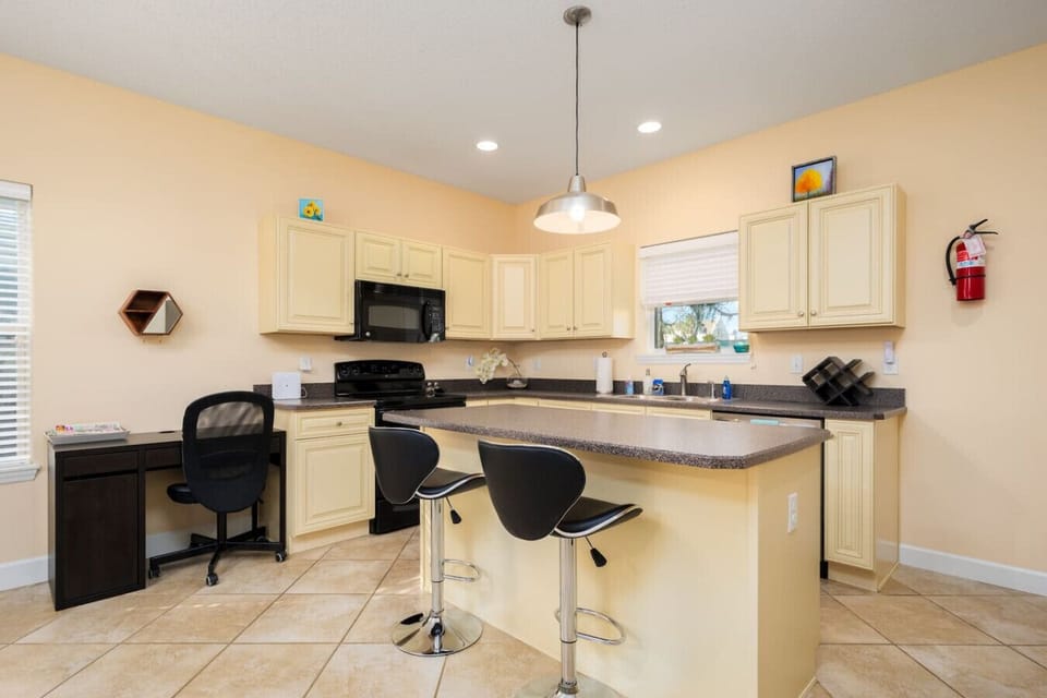 Kitchen with breakfast bar