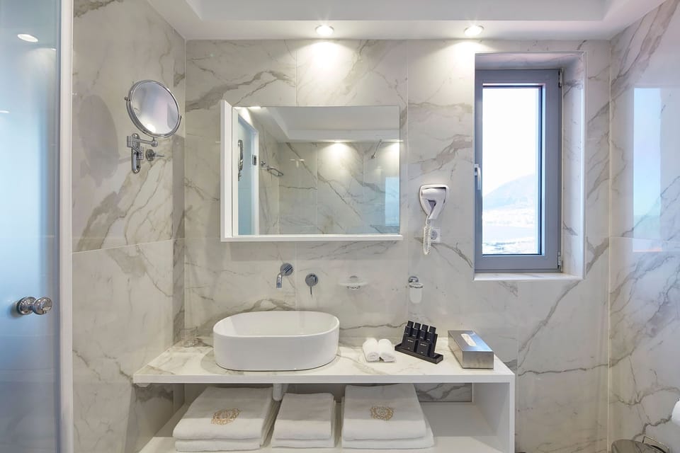 Signature Suite, Sea View | Bathroom | Shower, hydromassage showerhead, free toiletries, hair dryer
