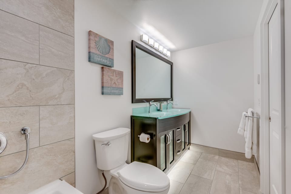 Premier Double Room, 1 King Bed, Mountain View | Bathroom | Combined shower/tub, hydromassage showerhead, free toiletries