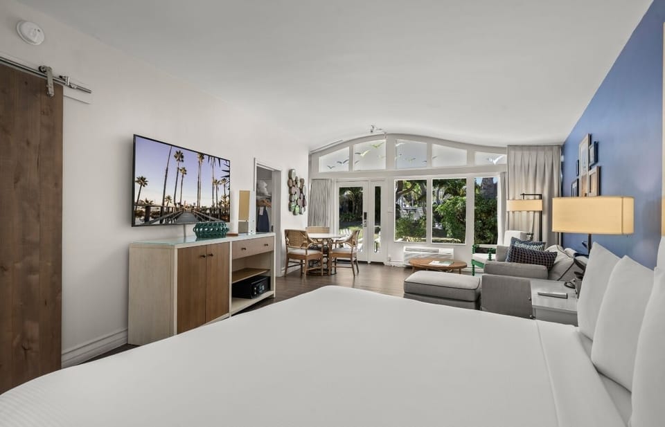 Junior Garden Suite, 1 King Bed | Hypo-allergenic bedding, in-room safe, individually furnished