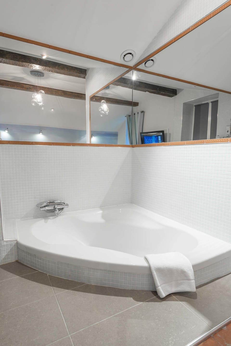 Jetted tub