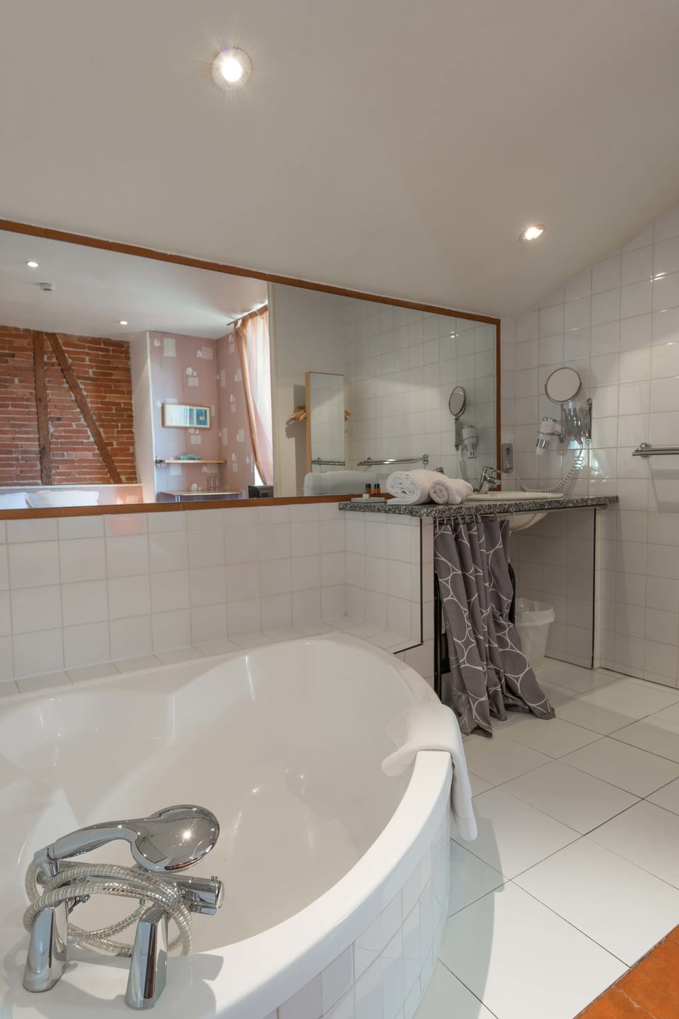Single Room (Cosy) | Bathroom | Jetted tub, free toiletries, hair dryer, towels