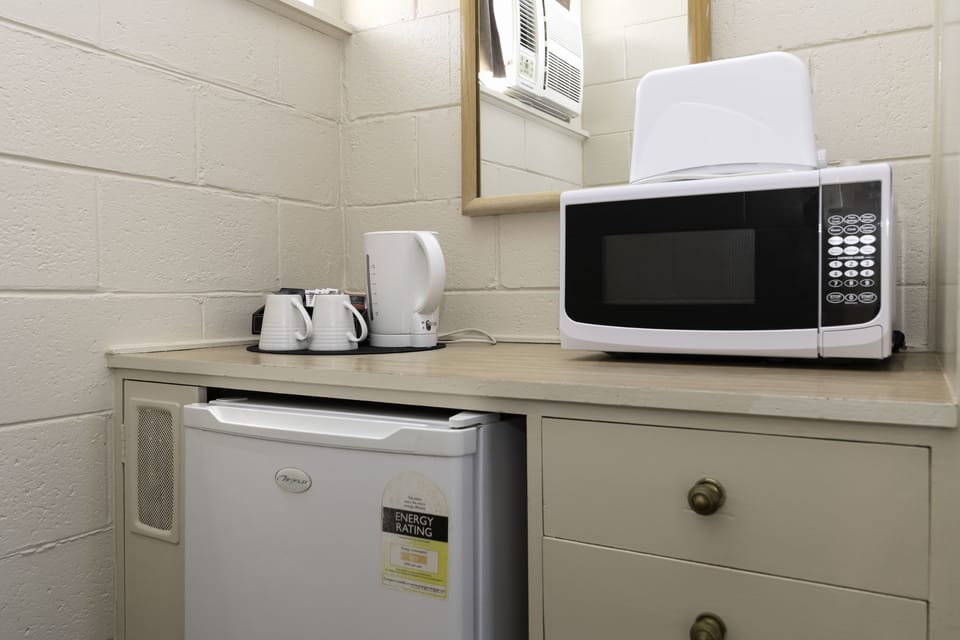 Fridge, coffee/tea maker