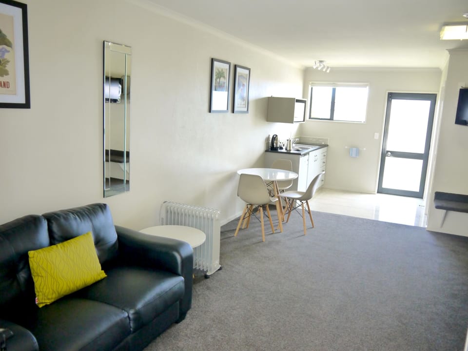Super King Studio with Kitchen | Iron/ironing board, WiFi (free), bed sheets