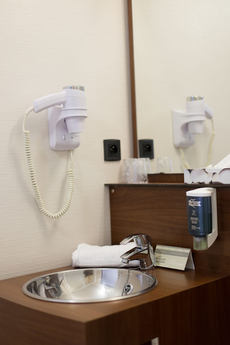 Standard Twin Room | Bathroom | Shower, free toiletries, hair dryer, towels