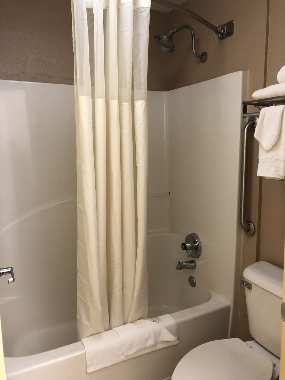 Combined shower/tub, jetted tub, eco-friendly toiletries, hair dryer
