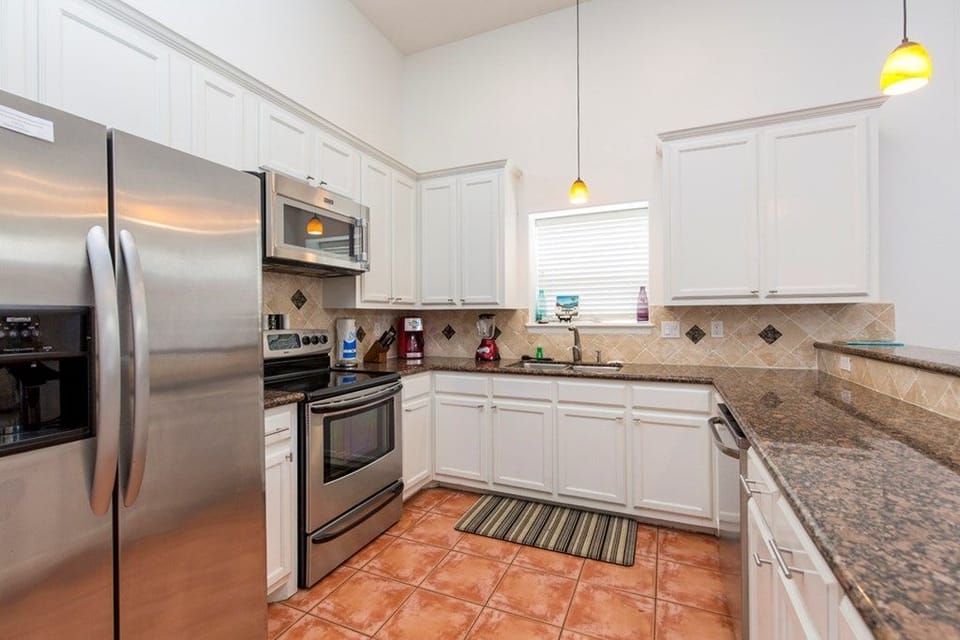 Full-size fridge, microwave, oven, stovetop