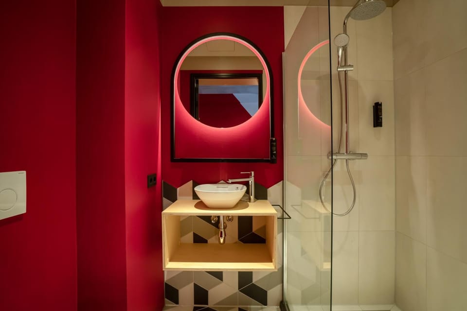 Shower, rainfall showerhead, free toiletries, hair dryer