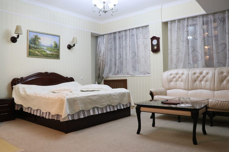 Luxury Room | Breakfast area | Free daily full breakfast