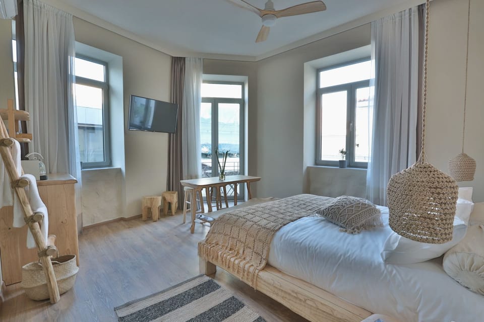 Suite, Balcony, City View (Smaragda) | Desk, soundproofing, cribs (free), WiFi (free)
