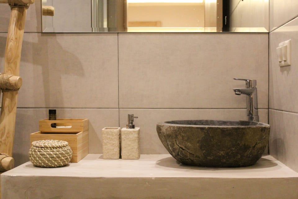 Deluxe Studio, Terrace, City View (Flora) | Bathroom | Shower, free toiletries, hair dryer, towels