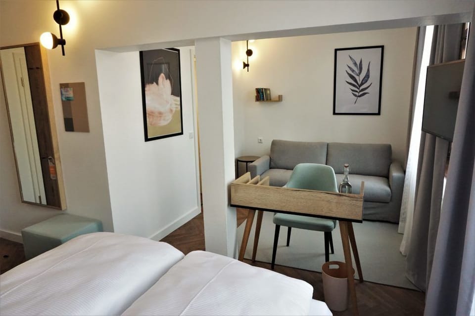 Family Room (Boutique) | 1 bedroom, in-room safe, desk, soundproofing
