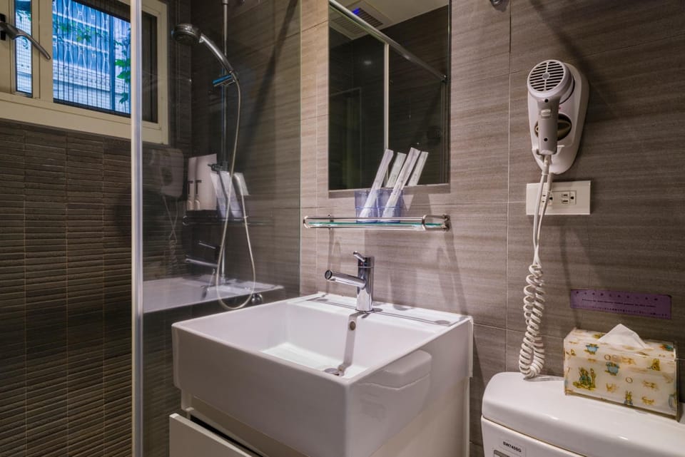 Shower, rainfall showerhead, free toiletries, hair dryer