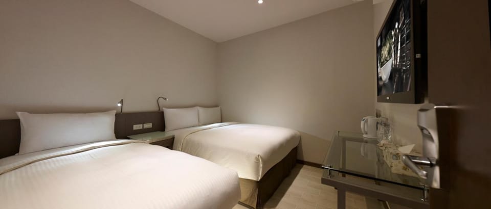 Blackout drapes, free WiFi, bed sheets