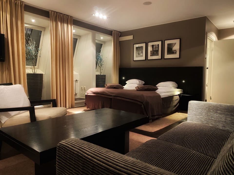 Junior Suite | In-room safe, desk, laptop workspace, soundproofing
