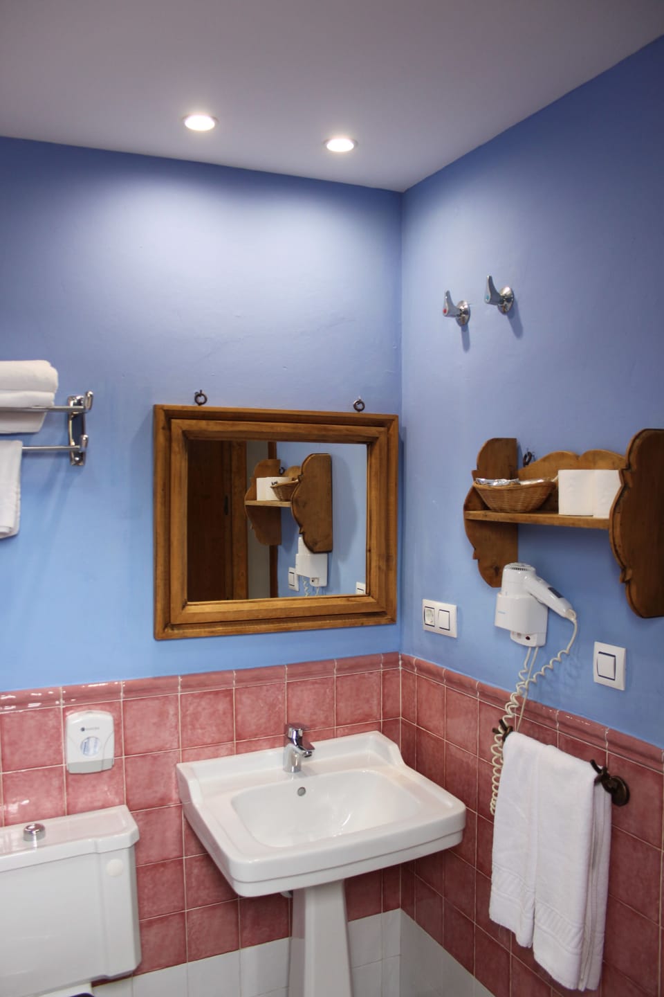 Double Room | Bathroom | Bathtub, free toiletries, hair dryer, towels