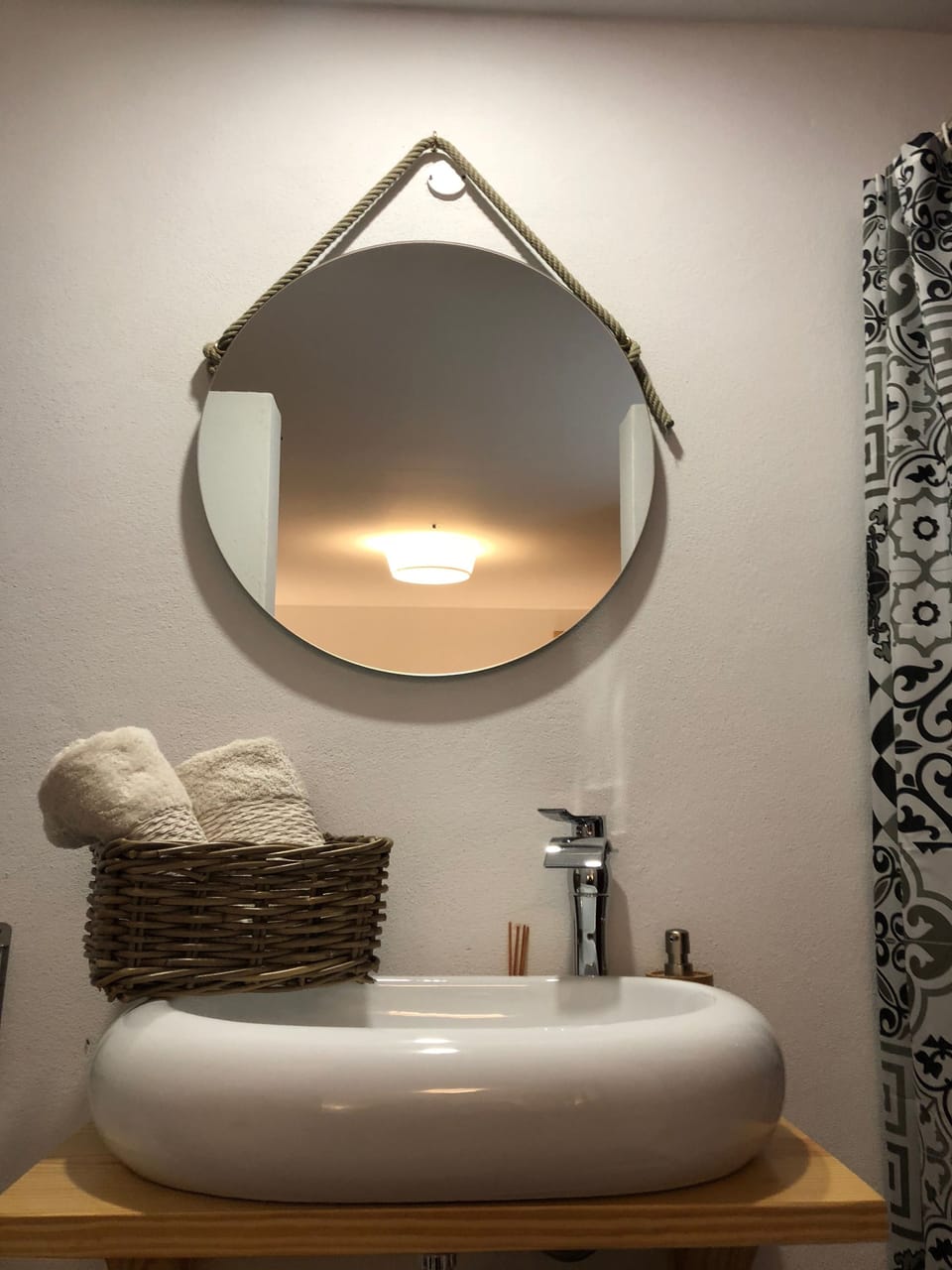 Double Room, Hill View (4) | Bathroom | Shower, hair dryer, bidet, towels