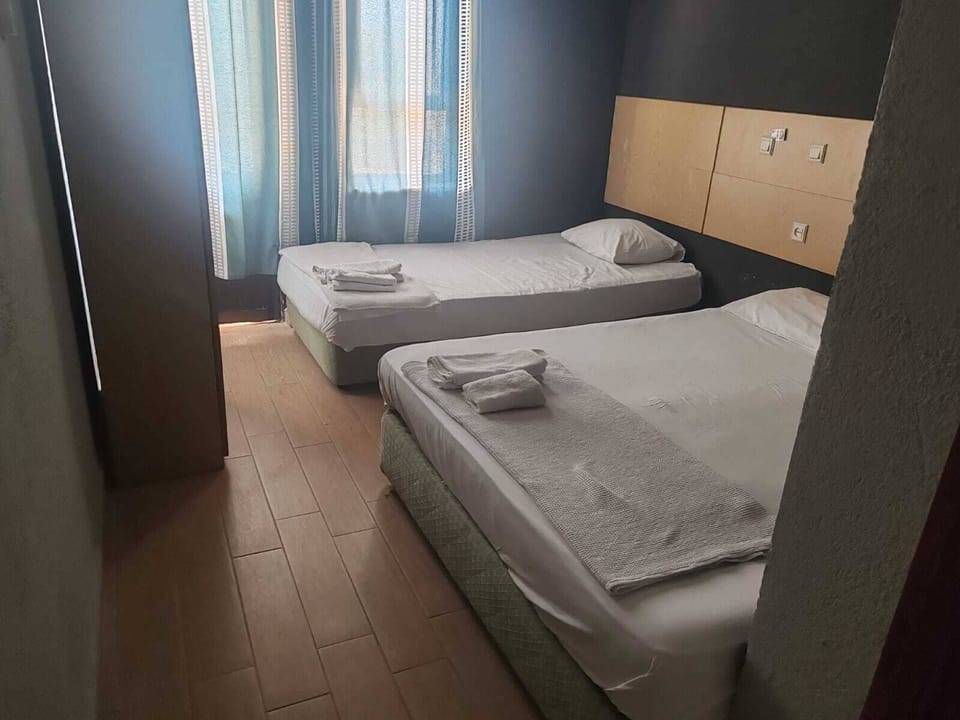 Basic Triple Room (Promosyonlu Üst Kat) | Premium bedding, desk, free WiFi, bed sheets