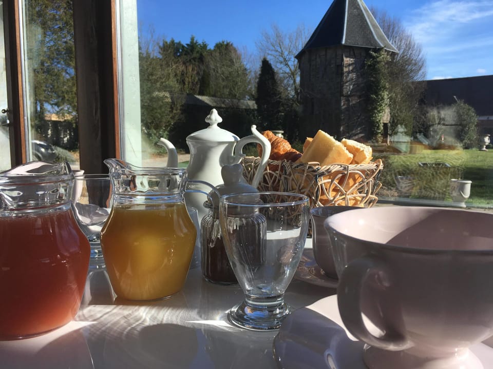 Daily continental breakfast (EUR 12 per person)