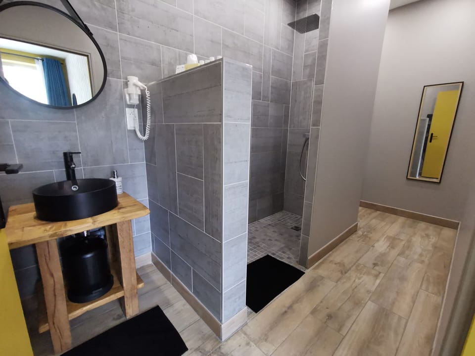 Studio (Chez Justin et Robin) | Bathroom | Combined shower/tub, jetted tub, free toiletries, hair dryer