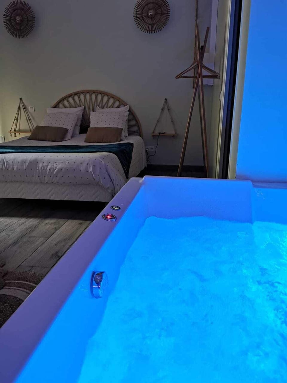 Suite (Chez Romane) | Premium bedding, down comforters, memory foam beds