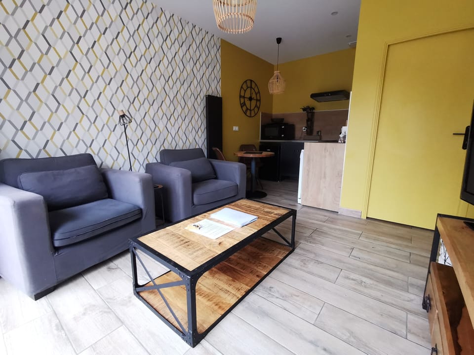 Studio (Chez Justin et Robin) | Living area | Flat-screen TV