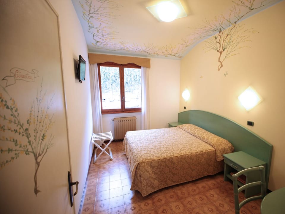 Comfort Room | Minibar, in-room safe, individually decorated, individually furnished