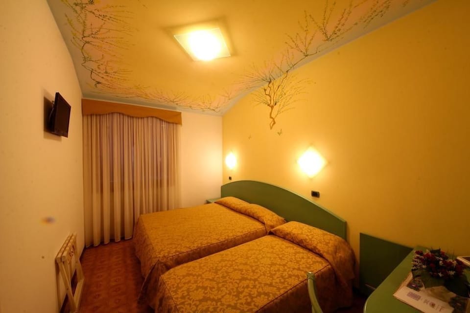 Panoramic Room, Valley View | Minibar, in-room safe, individually decorated, individually furnished
