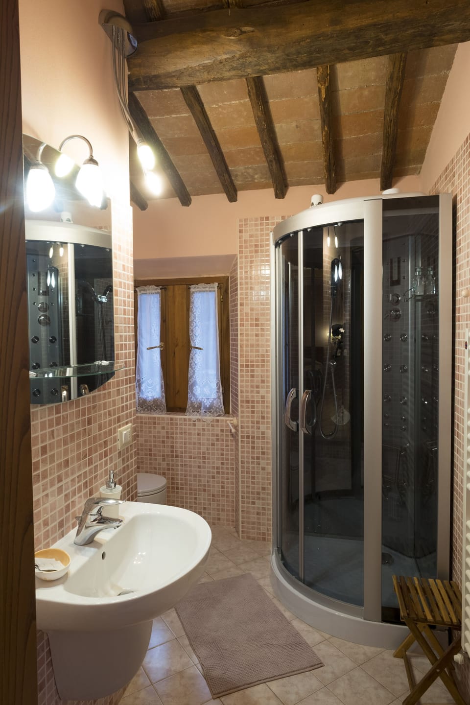 Shower, free toiletries, hair dryer, bidet