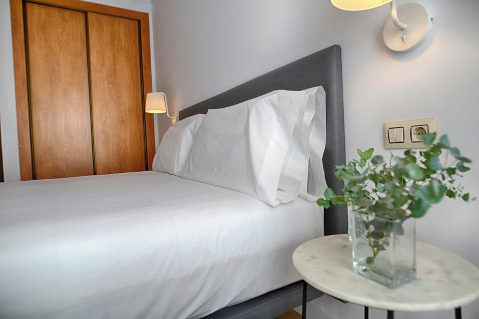 Minibar, in-room safe