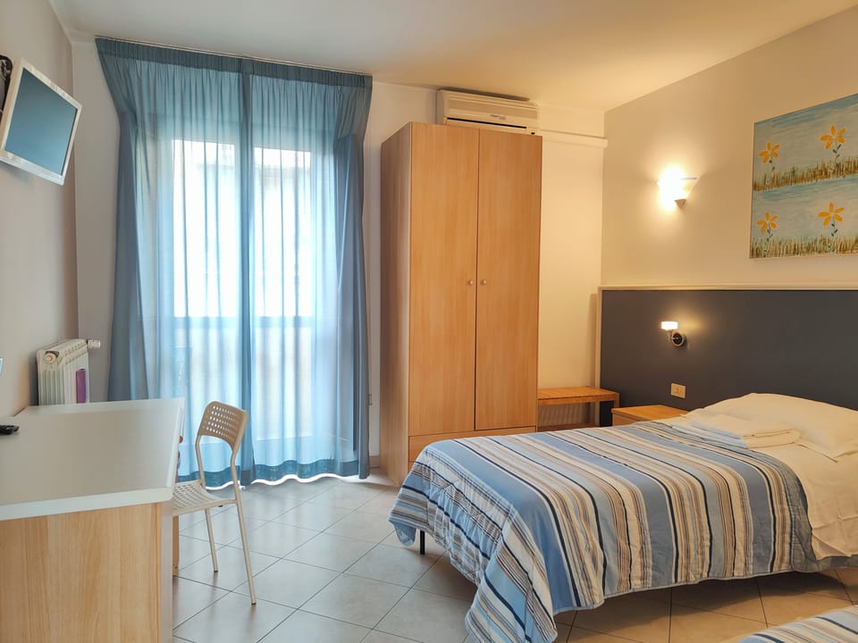 Twin Room | Desk, laptop workspace, free WiFi, bed sheets