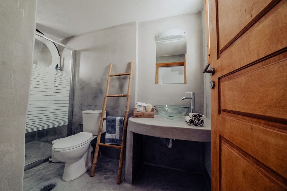 Junior Suite, Ocean View | Bathroom | Free toiletries, hair dryer, towels