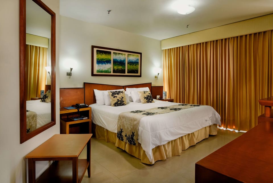 Double Room, 1 Double Bed | Premium bedding, minibar, in-room safe, iron/ironing board