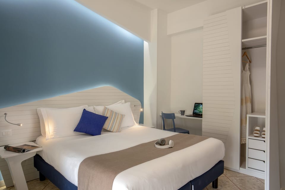 Family Room | Minibar, desk, free WiFi, bed sheets